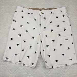 Izod Saltwater white w/‎ sailboats flat front shorts 40X10.5